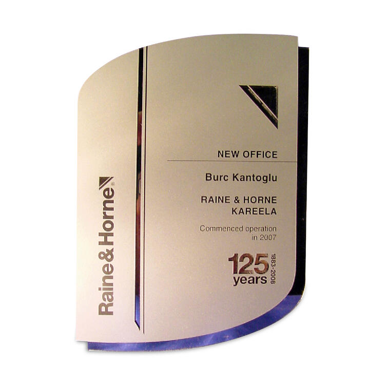 las1-award-plaque-raine-and-horne